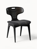 Nowoczesne krzesło z drewna i tkaniny, ergonomiczny design, czarne wykończenie.